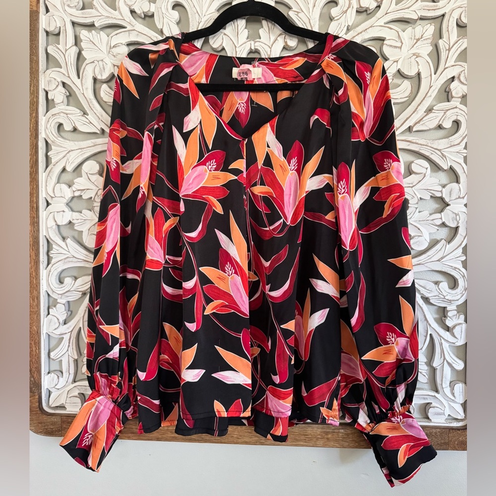 Entro Black Floral Blouse 🌅 Resort Dinner Vacation Top Red Orange Statement Chic - Picture 2 of 4